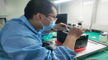 D'or de Laser Ingénieurs Appris Comment réparer Fiber De Lasers à Raycus Société